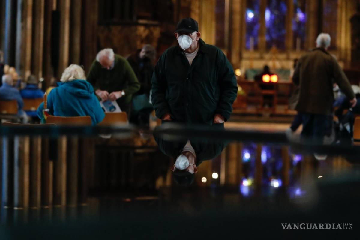 $!Músico de la Catedral de Salisbury toca música mientras reciben la vacuna contra la COVID-19