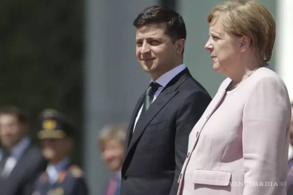 Captan a Angela Merkel temblando durante acto oficial en Berlín (video)