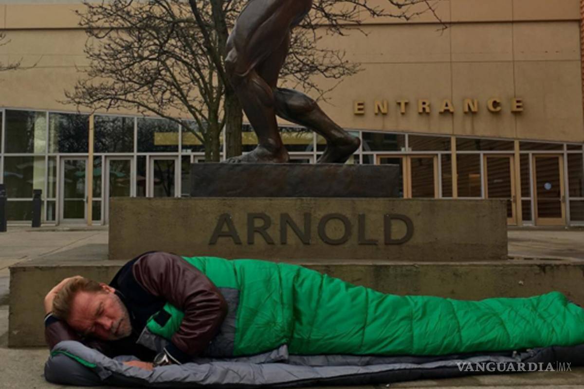 Arnold Schwarzenegger sorprende durmiendo en la calle como un indigente