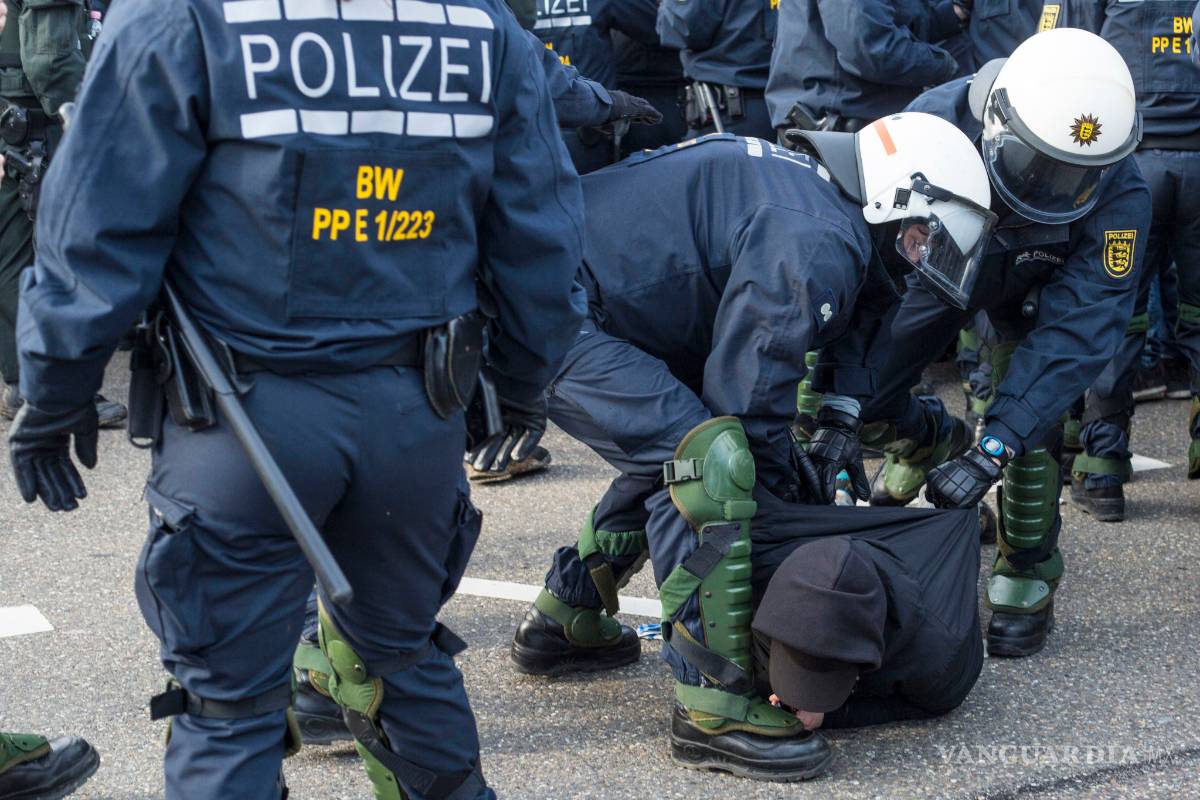 $!400 detenidos en las protestas por el congreso de los populistas xenófobos alemanes
