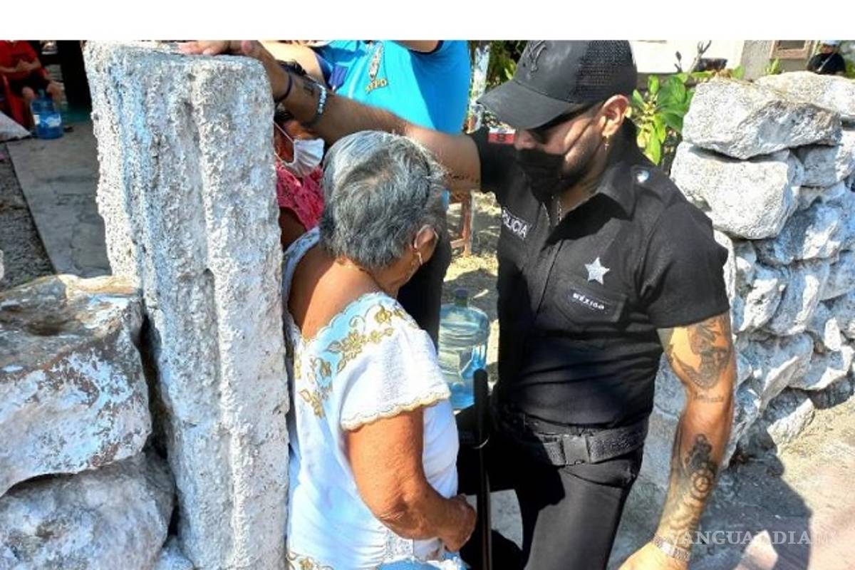 Festeja edil a mamás... ¡con strippers!