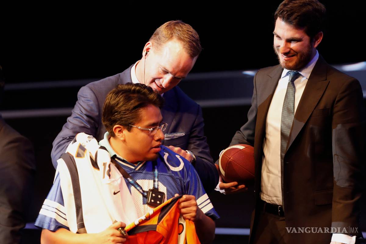$!Peyton Manning pide a estudiantes destacados de México que no se rindan