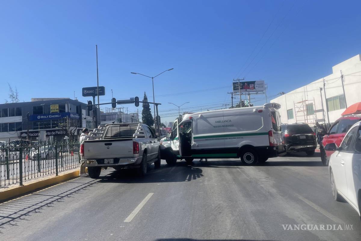 Invade carril ambulancia del IMSS y choca contra camioneta en Saltillo