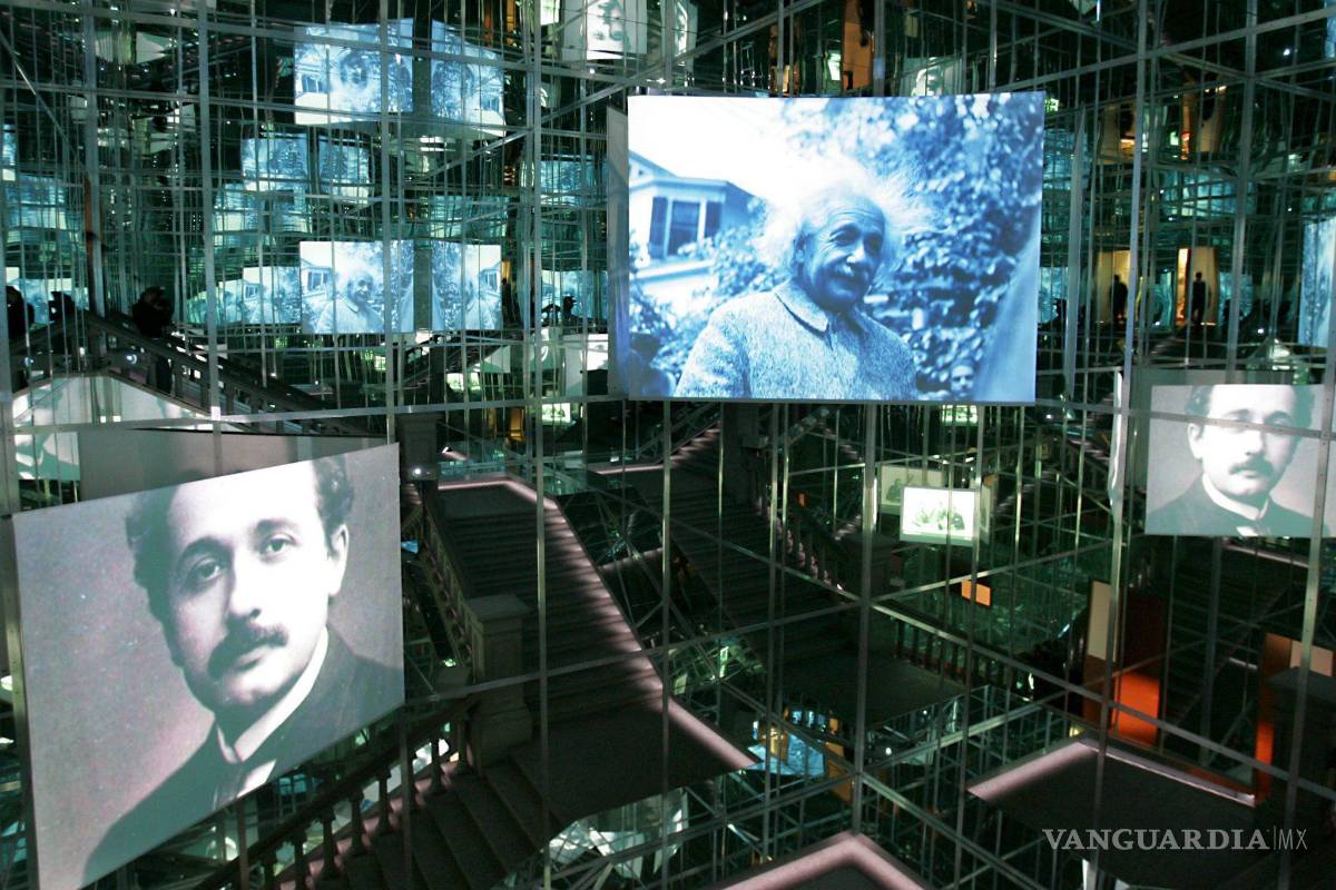 $!Fotografías del físico Albert Einstein son proyectadas en las pantallas del museo de Historia de Bern, Suiza.