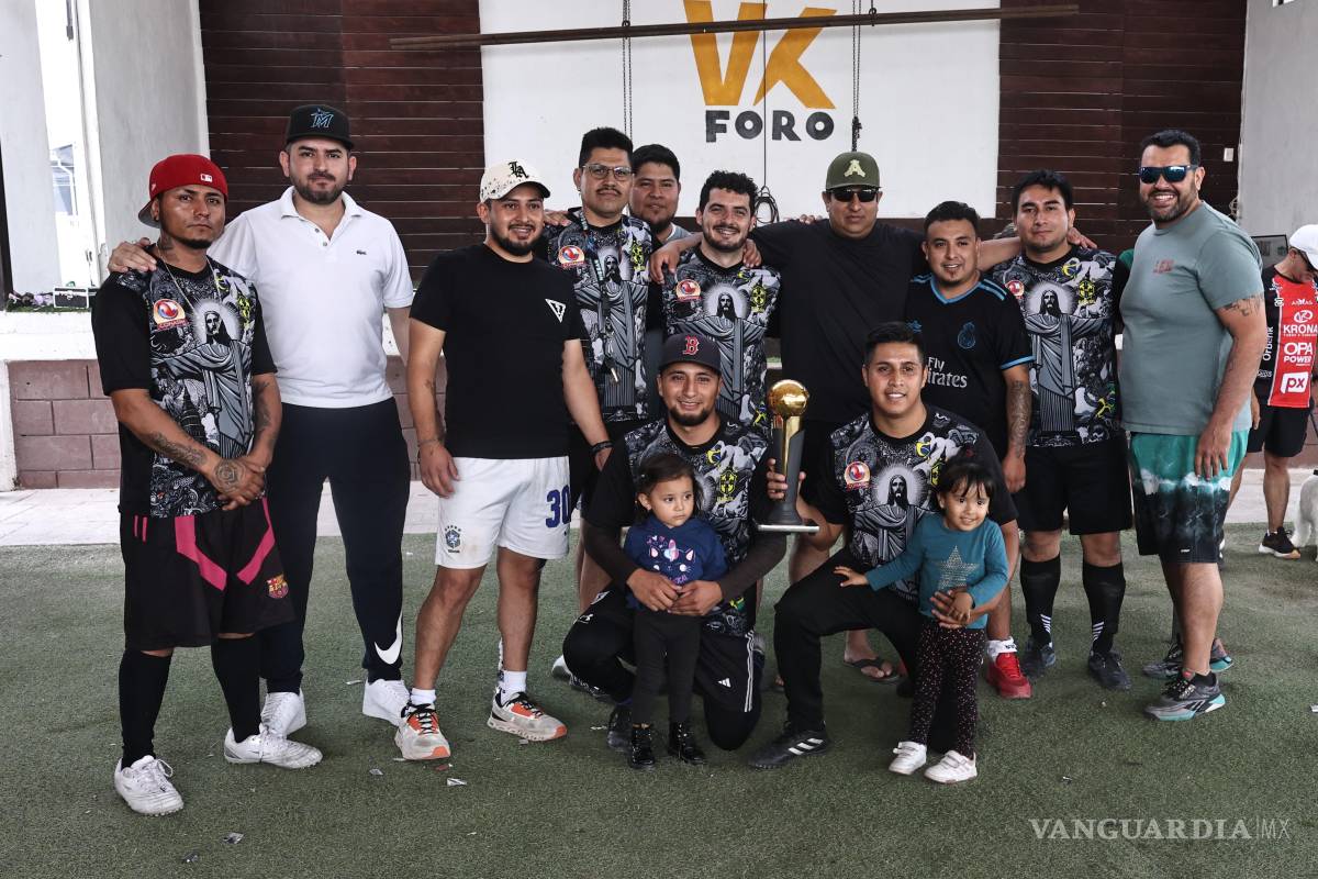 $!Guerreros de Mantenimiento, equipo que logró el tercer puesto, posa con su trofeo y familiares.