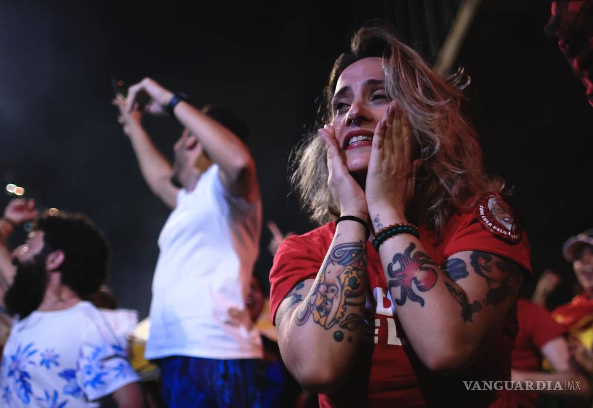 $!Simpatizantes de Luiz Inácio Lula da Silva celebran los resultados de la segunda ronda de las elecciones presidenciales en Sao Paulo (Brasil).