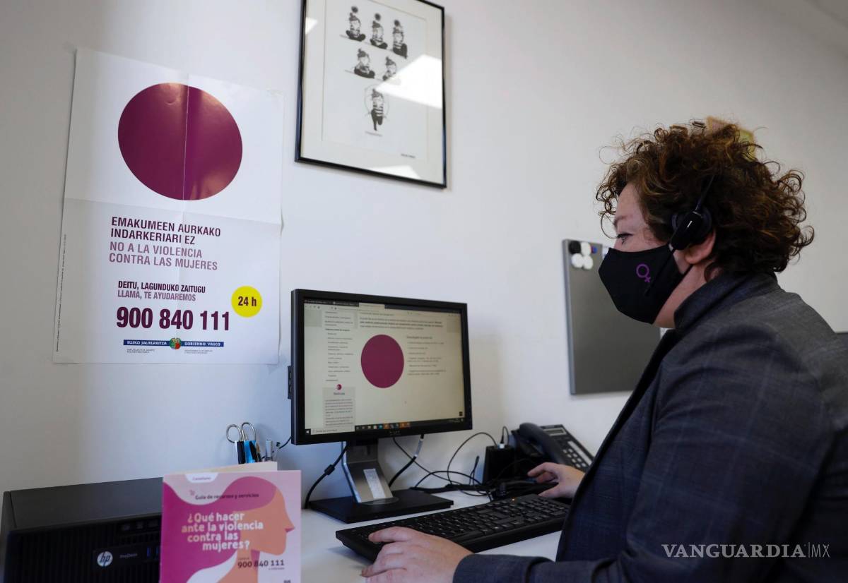 $!Una profesional atiende el teléfono durante el confinamiento. Todo lo que está conectado a Internet se puede hackear. EFE/LUIS TEJIDO