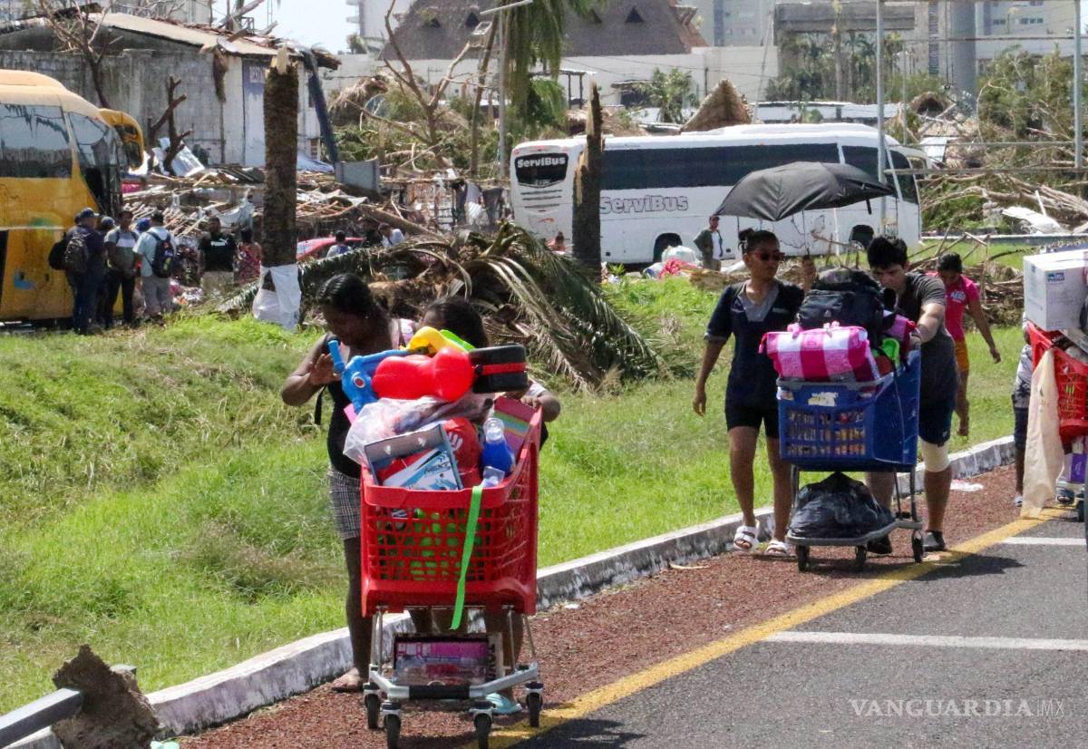 $!Tras el paso del huracán Otis los ciudadanos de Acapulco buscan de hacerse de productos a como de lugar.