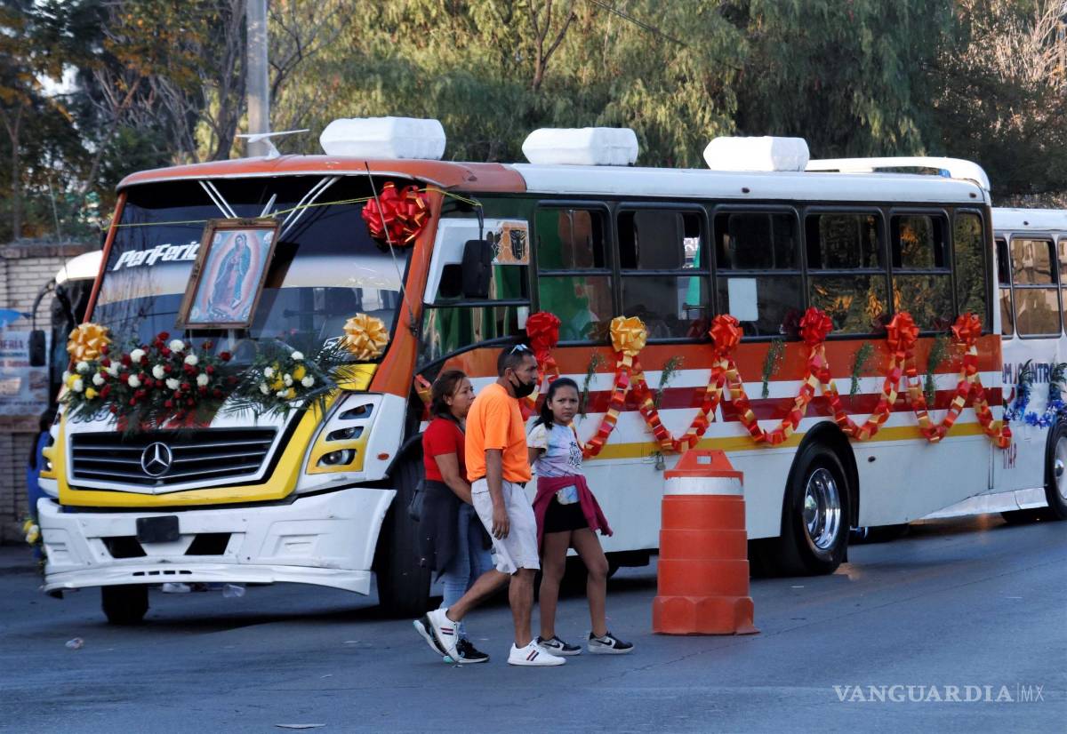 $!Circularon detrás de un grupo de matlachines que danzaron al son del tambor y el látigo del “viejo de la danza”, abriéndose paso sobre la avenida Emilio Carranza. Los choferes sonaron los cláxons.