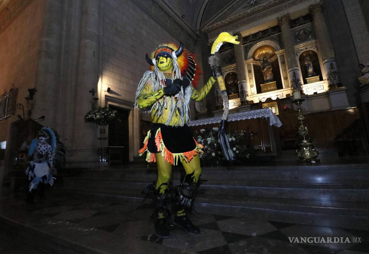 $!La tradicional matlachinada atrajo las miradas de los saltillenses que acostumbran acudir a este evento.