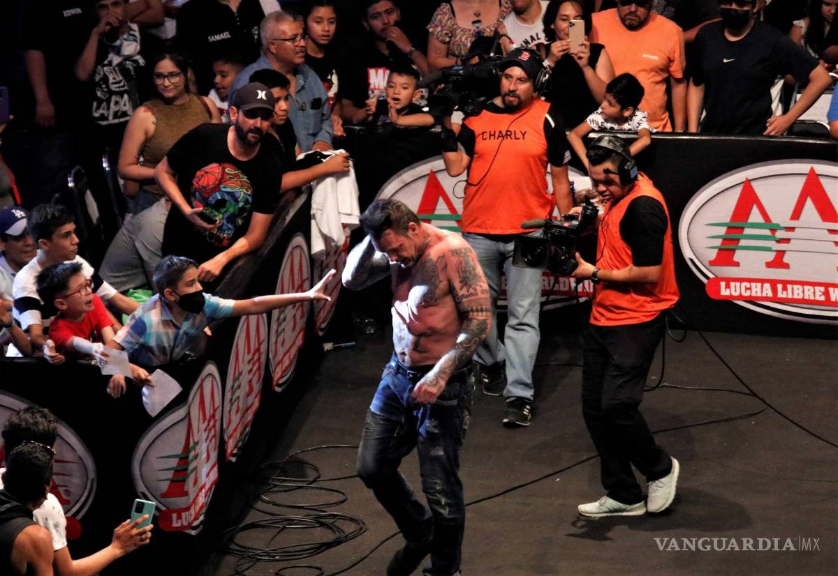 $!El legendario Vampiro Canadiense salió lastimado por el ataque de la Rebelión Amarilla.