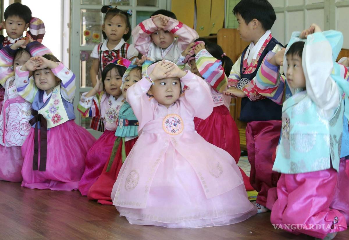 $!En septiembre se celebra en Corea del Sur el “Chuseok”. Y tiene su origen en la creencia coreana de que quienes mueren no se marchan, sino que sus espíritus siguen vivos para proteger a sus familiares. En la imagen unos niños disfrazados en Daejeon City. EFE/EPA/YONHAPNEWS