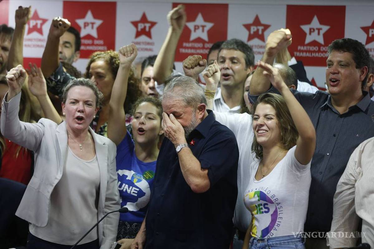 Ante cientos de militantes y llorando, Lula avisa que sigue en pie