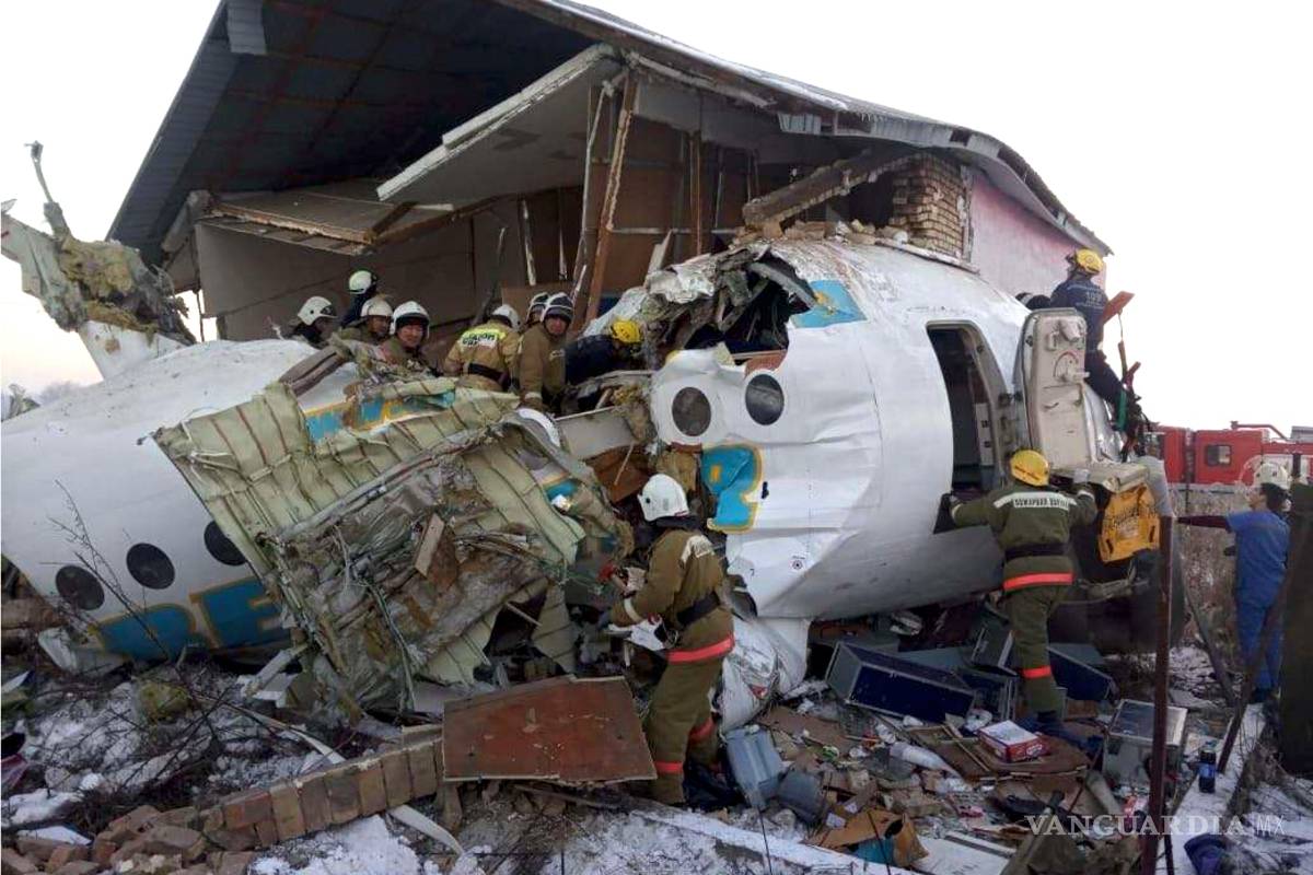 Sube a 15 la cifra de muertos por avionazo en Kazajistán