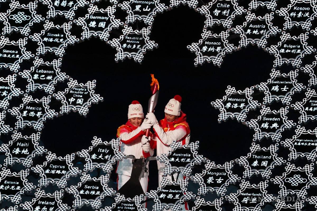 $!Dinigeer Yilamujiang y Zhao Jiawen, con la antorcha en la ceremonia de apertura de Beijing 2022. EFE/EPA/YONHAP SOUTH KOREA