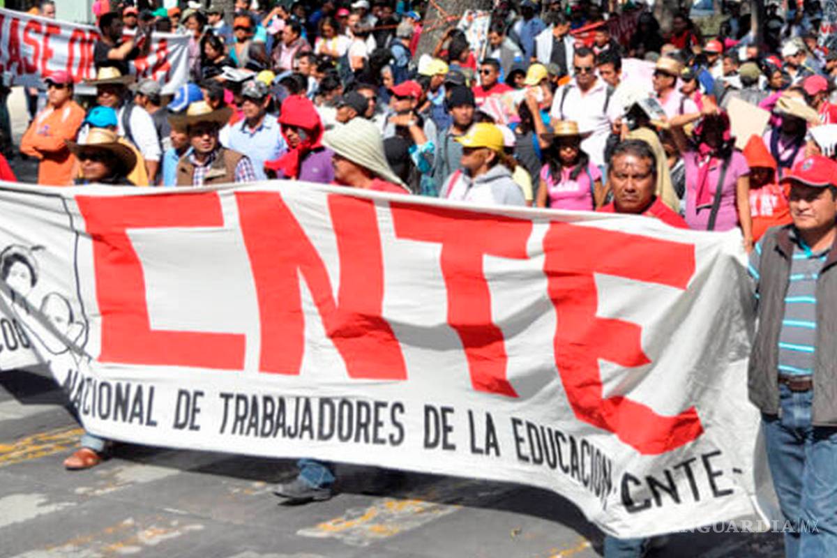 AMLO reta a la CNTE a consultar con maestros sobre la nómina, ¿que la maneje el gobierno o los estados?