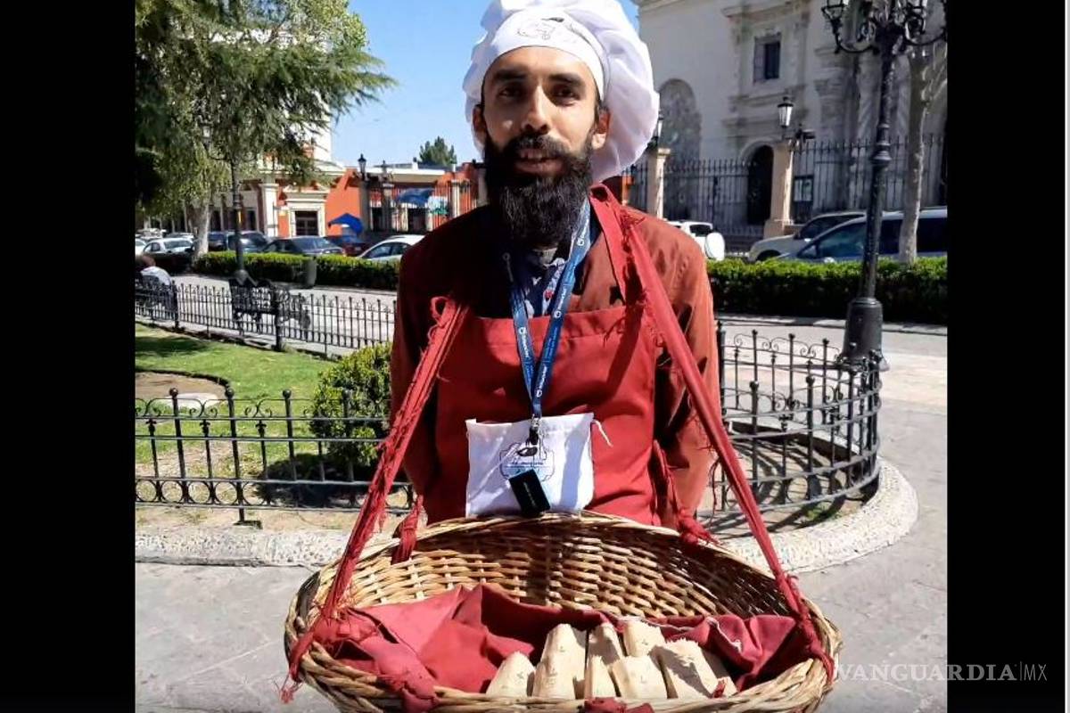 Chef de Saltillo se hace viral por vender su comida en la calle con terminal bancaria