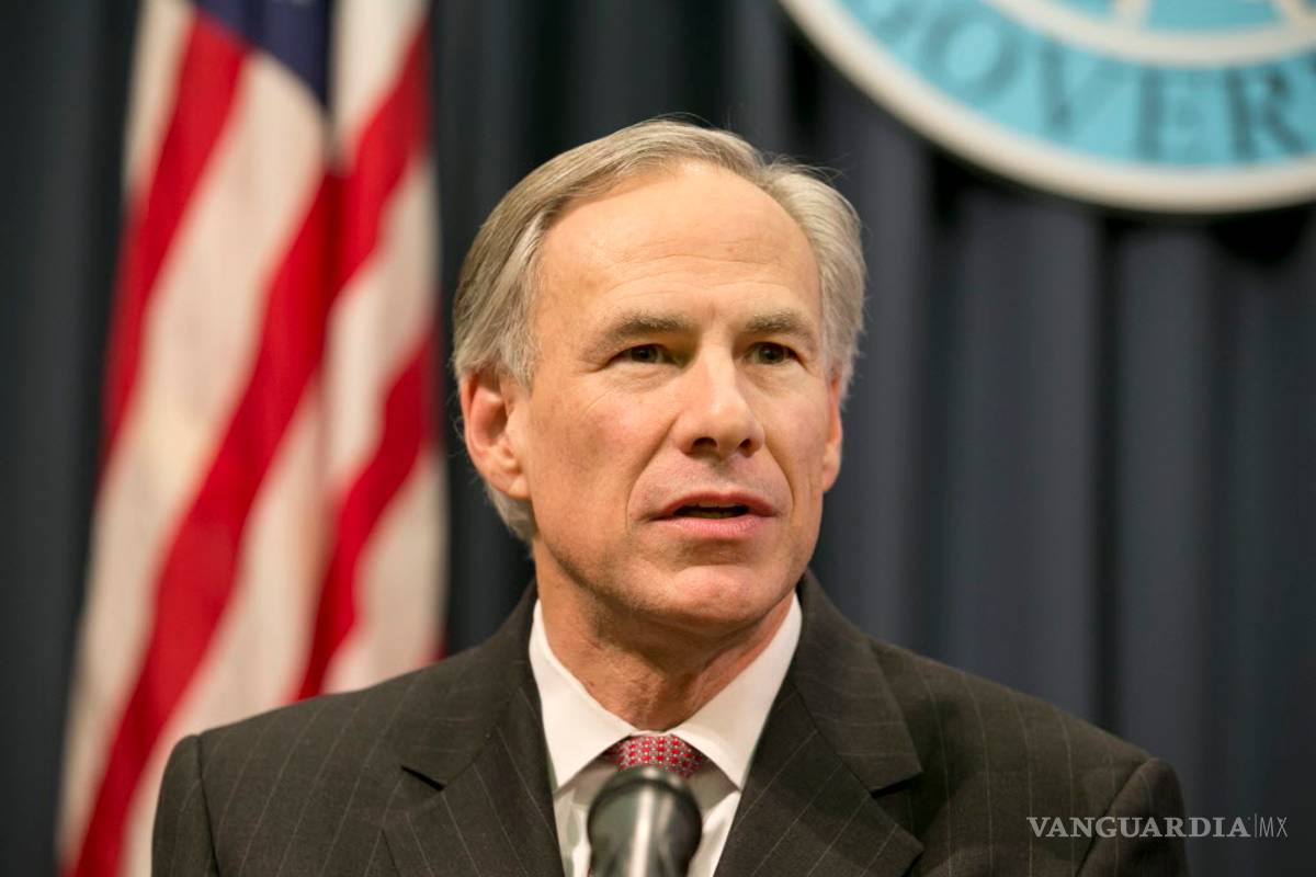 Promulga gobernador de Texas controversial ley antiinmigrante