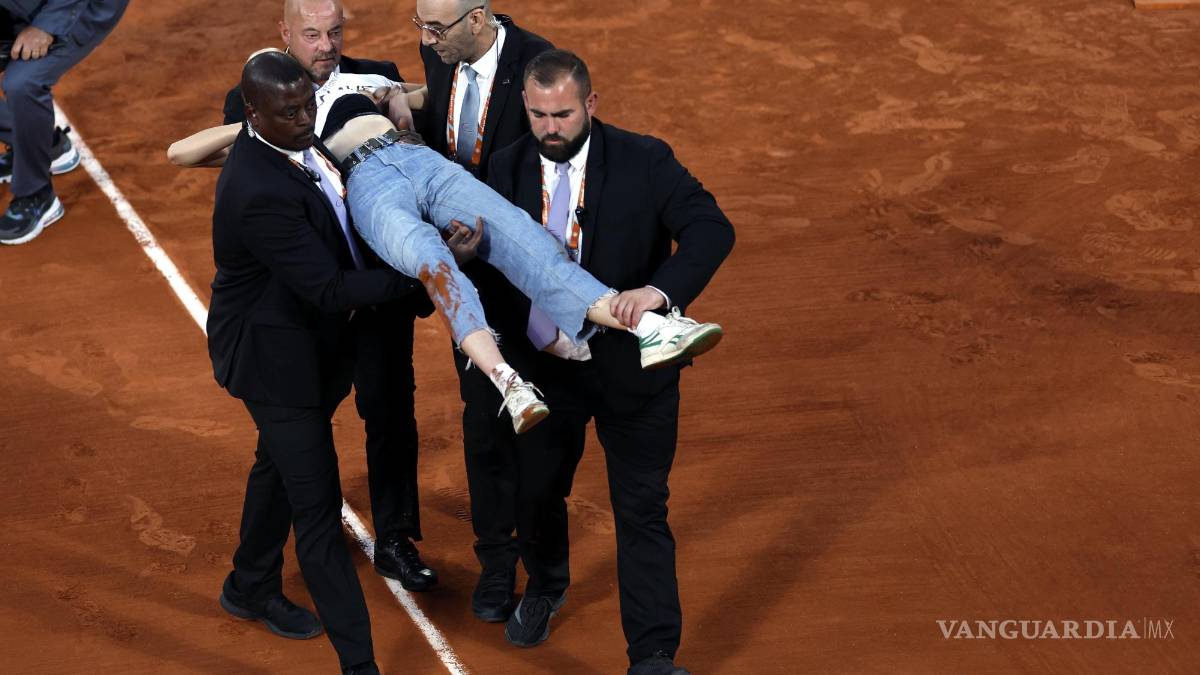 Una activista se encadena a la red e interrumpe la semifinal entre Casper Ruud y Marin Cilic en Roland Garros