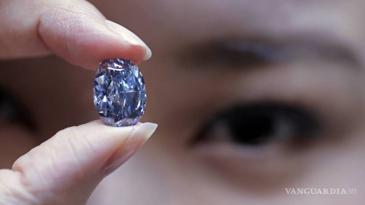 Sotheby's vende el diamante ovalado azul más caro de Asia