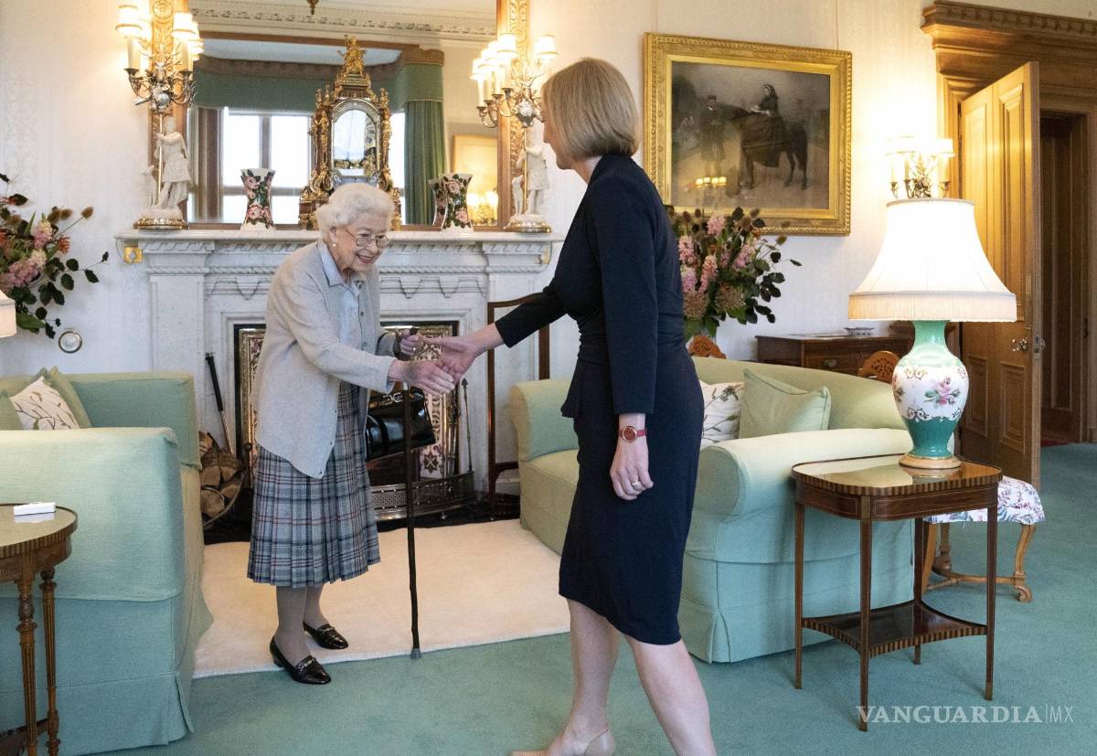 $!La reina Isabel II da la bienvenida a Liz Truss durante una audiencia en Balmoral, Escocia, Gran Bretaña, el 6 de septiembre de 2022.