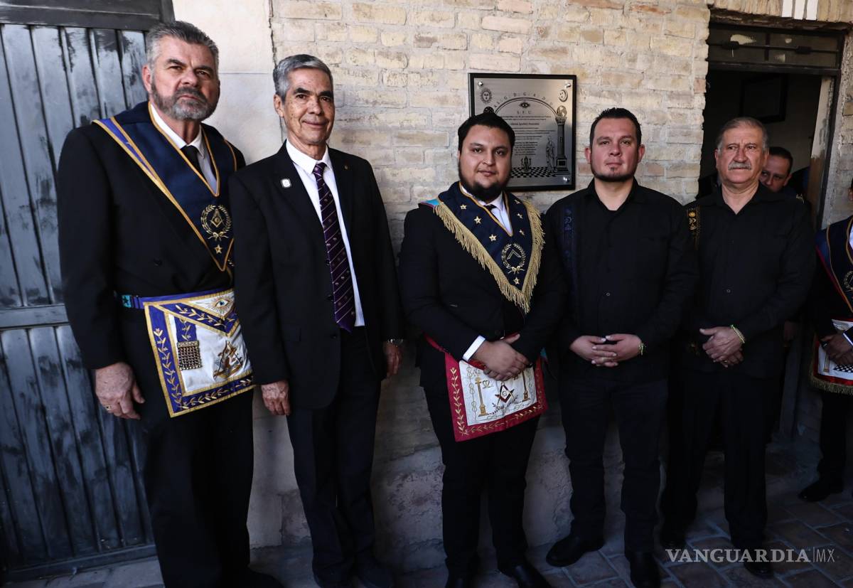 $!César Dávila (segundo de der. a izq.), Muy Respetable Gran Maestro, destacó el legado de más de 128 años de presencia masónica en Coahuila.