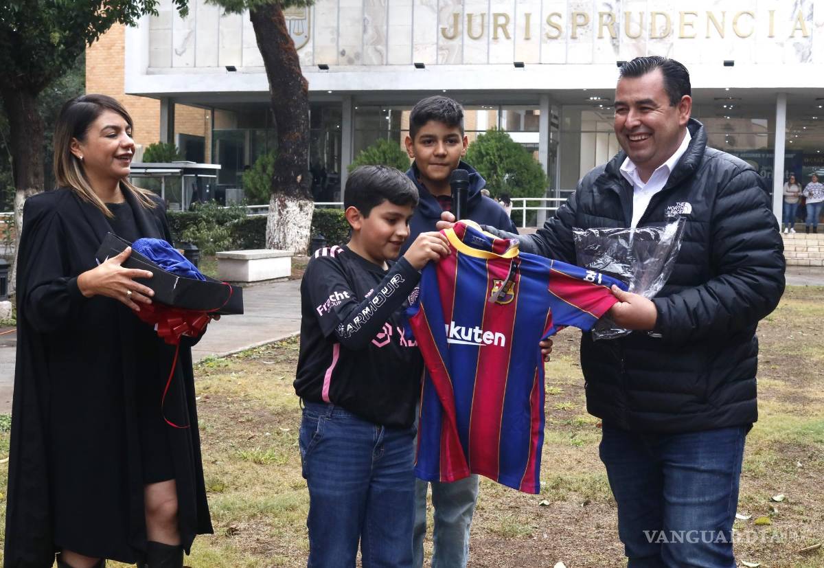 $!En el cumpleaños número de 12 de Manu, el niño genio de Saltillo, autoridades de la Facultad de Derecho lo festejaron con pastel, una camisa de Messi y por supuesto, una piñata que el niño quiso romper.
