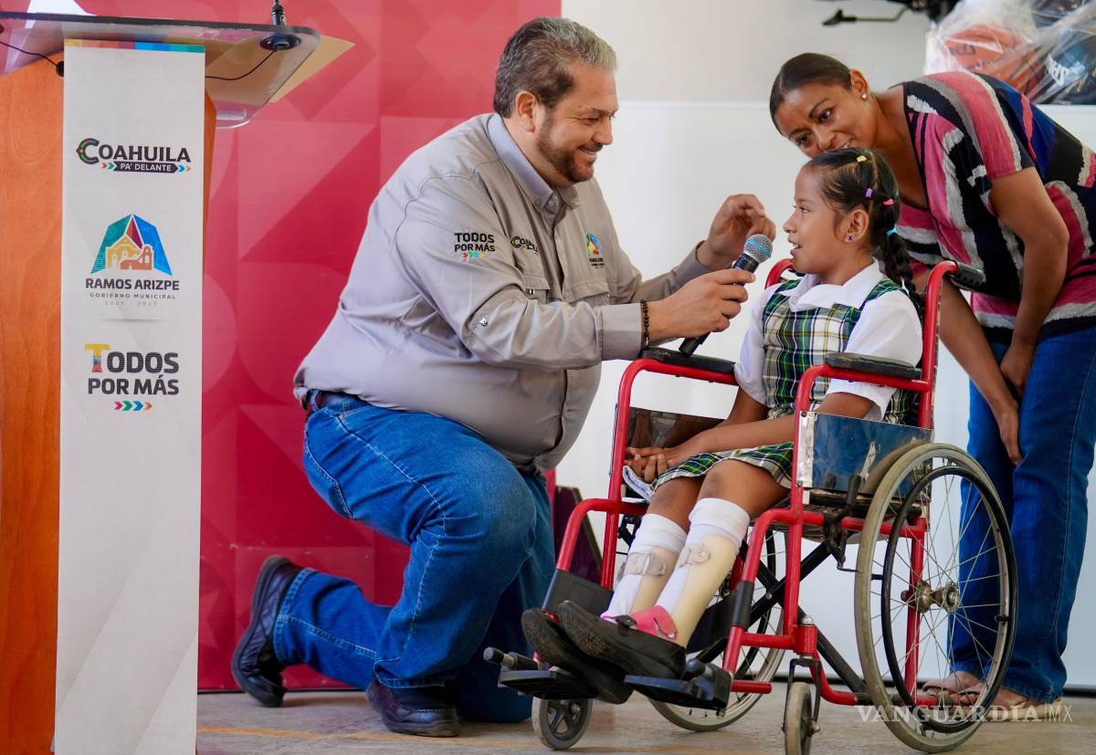 $!El alcalde Tomás Gutiérrez Merino encabezó la entrega de apoyos en la Escuela Primaria Emilio Carranza, beneficiando a más de 700 estudiantes de ambos turnos.