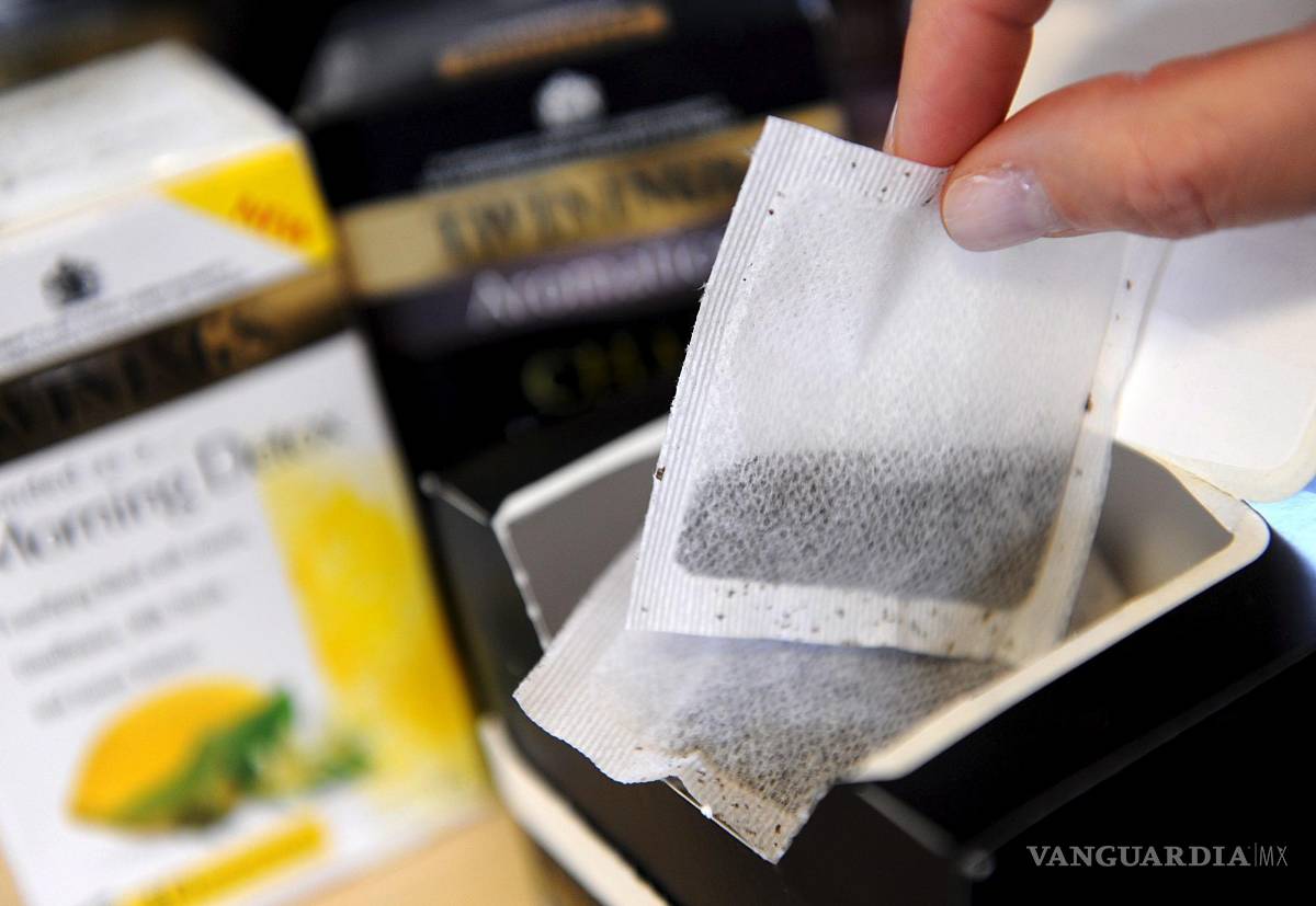 $!En la imagen, un amante del té sostiene una bolsita de té en Londres, Reino Unido.