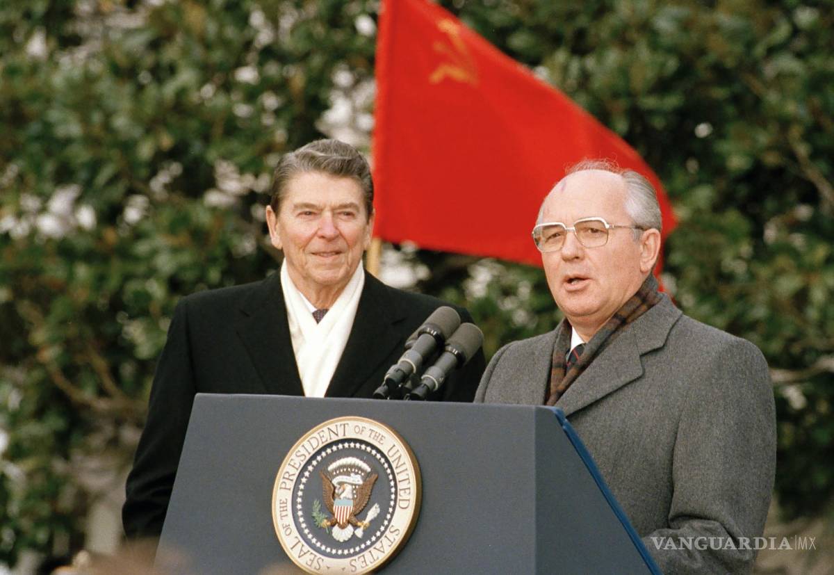 $!El líder soviético Mikhail Gorbachev y el presidente estadounidense Ronald Reagan hablan con la prensa en Washington el martes 8 de diciembre de 1987.