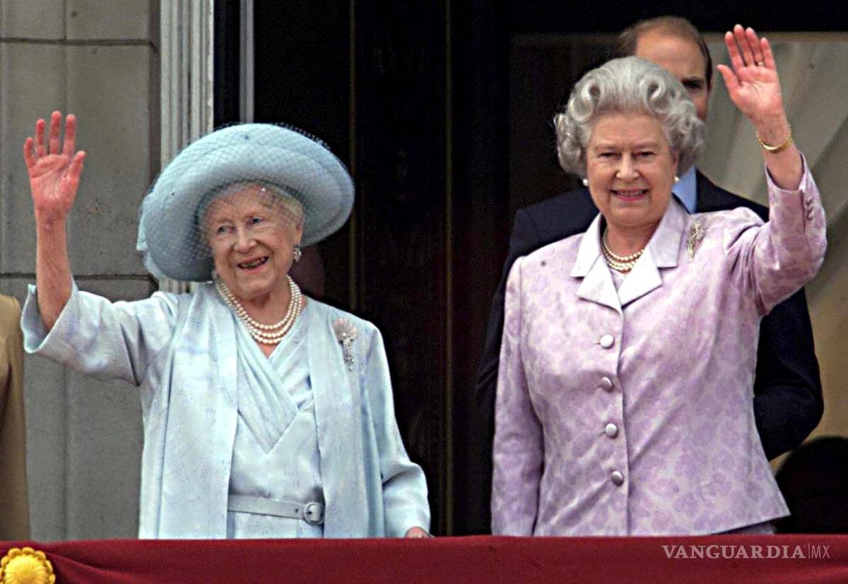 $!Una imagen del 4 de agosto de 2000. La reina Isabel II de Gran Bretaña (d) y a la reina Isabel, la reina madre, saludando en el balcón del Palacio de Buckingham.