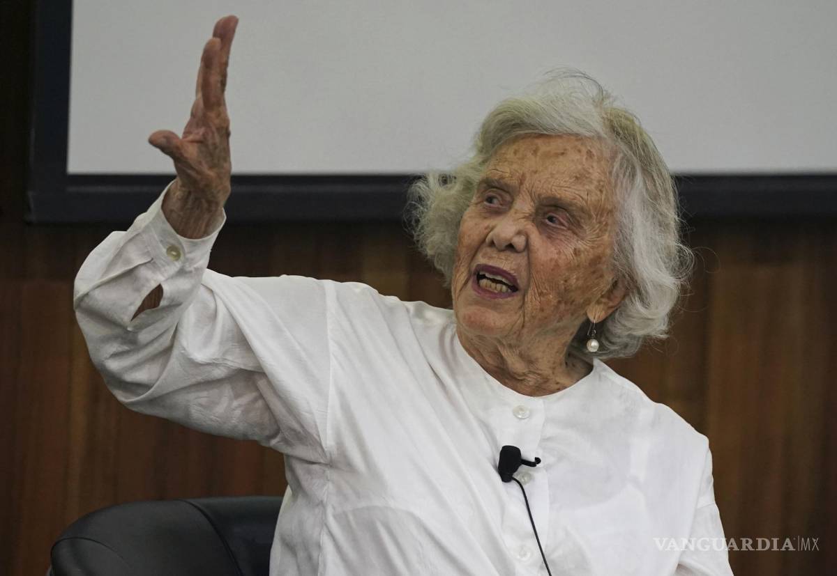 $!Elena Poniatowska durante un homenaje por su 90 cumpleaños en la Universidad Autónoma Metropolitana en la Ciudad de México, el jueves 12 de mayo de 2022.