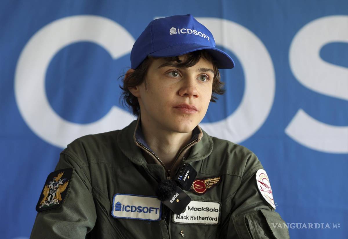 $!Mack Rutherford, de 16 años, en una conferencia de prensa, antes de su partida en un intento de volar solo por todo el mundo en el aeropuerto Sofia-West, en Sofía.