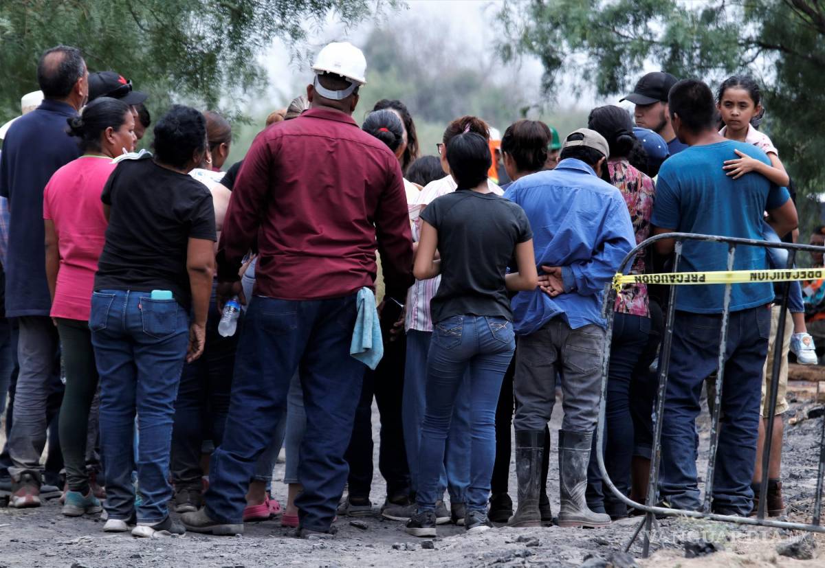 $!Familiares permanecen en el sitio desde que ocurrió el siniestro a la espera de respuestas.