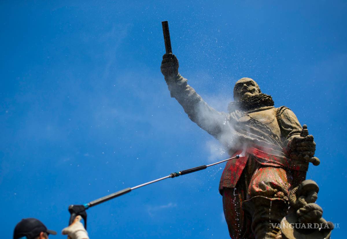 $!Monumentos y estatuas son víctimas de la ira y las protestas antirracistas en todo el mundo (fotos)
