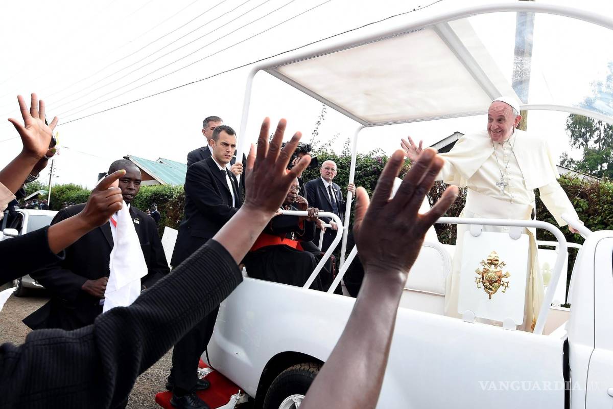 En Uganda, el Papa llama a propagar la fe y condena el consumismo