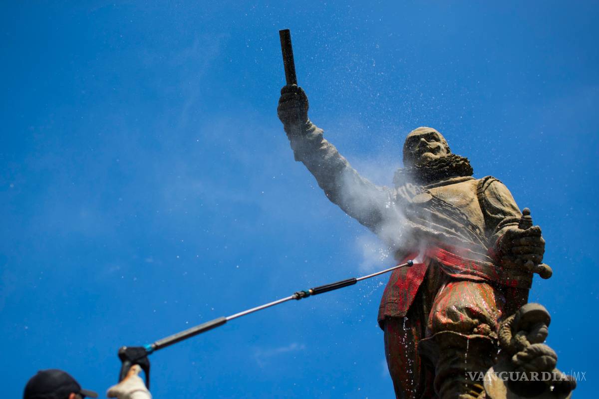 $!Monumentos y estatuas son víctimas de la ira y las protestas antirracistas en todo el mundo (fotos)