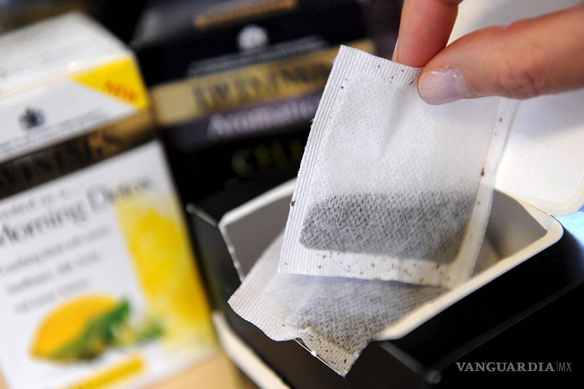 $!En la imagen, un amante del té sostiene una bolsita de té en Londres, Reino Unido.