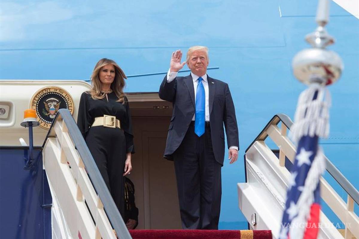 Melania Trump prescinde del velo en su llegada a Arabia Saudí