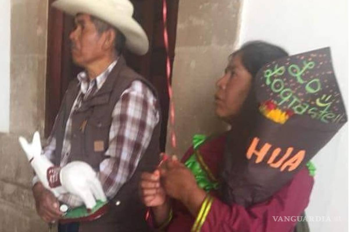 Foto de padres en la graduación de su hija de la universidad conmueve a las redes sociales