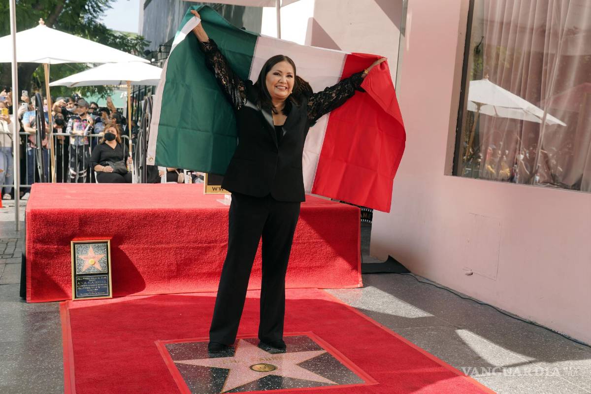 $!La cantante mexicana Ana Gabriel posa con la bandera de México junto a su estrella en el Paseo de la Fama de Hollywood en Los Angeles. AP/Chris Pizzello