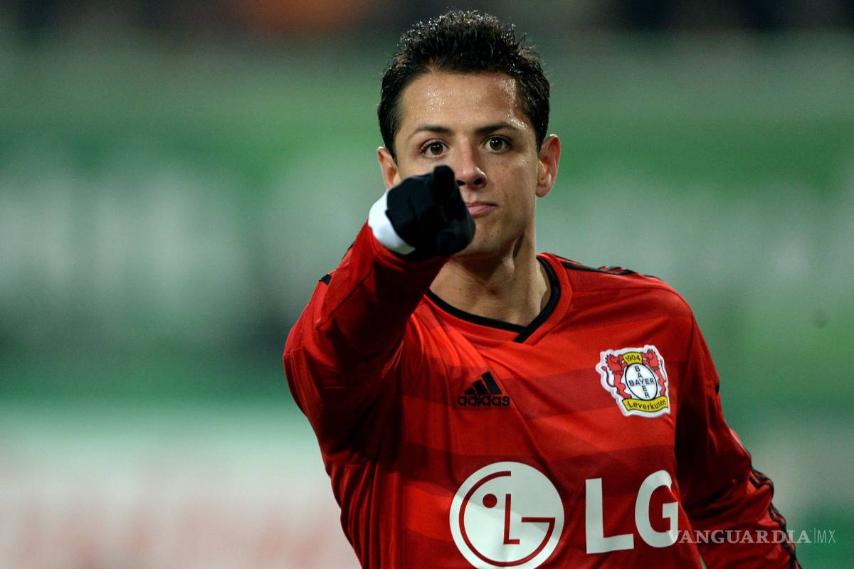 “Chicharito” muestra su habilidad para hacer dominadas con un dado (VIDEO)