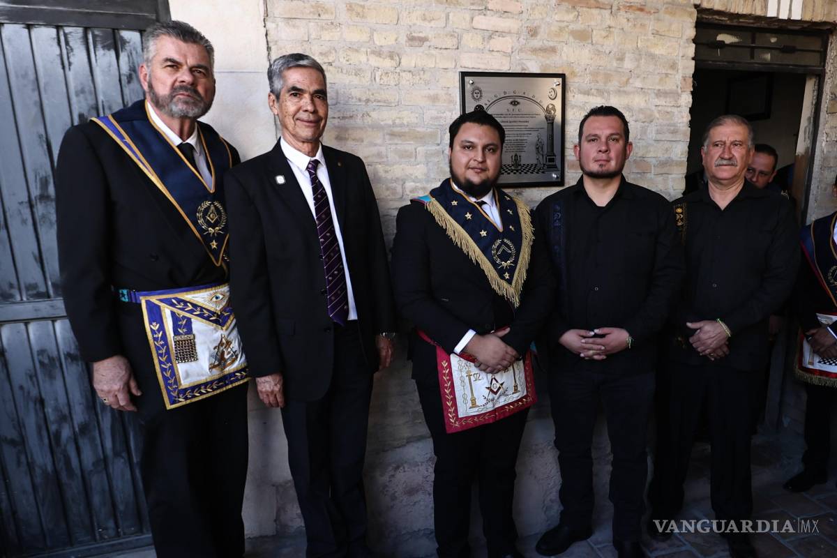 $!César Dávila (segundo de der. a izq.), Muy Respetable Gran Maestro, destacó el legado de más de 128 años de presencia masónica en Coahuila.