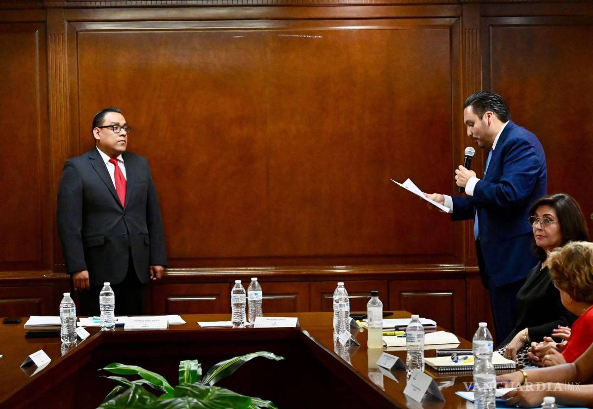 $!Guillermo Gesiel Viruete Garza rindió protesta como nuevo tesorero municipal de Monclova tras la aprobación unánime del Cabildo.
