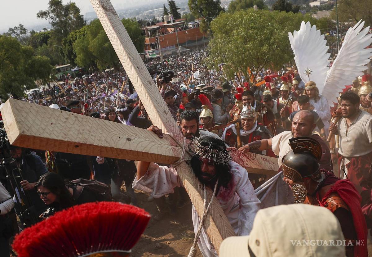 $!Cristopher Gómez, de 22 años, personifica a Jesús en la 181 representación de la 'Pasión de Cristo' este viernes, como parte de la celebración del Viernes Santo en el marco de la Semana Santa en la alcaldía de Iztapalapa.