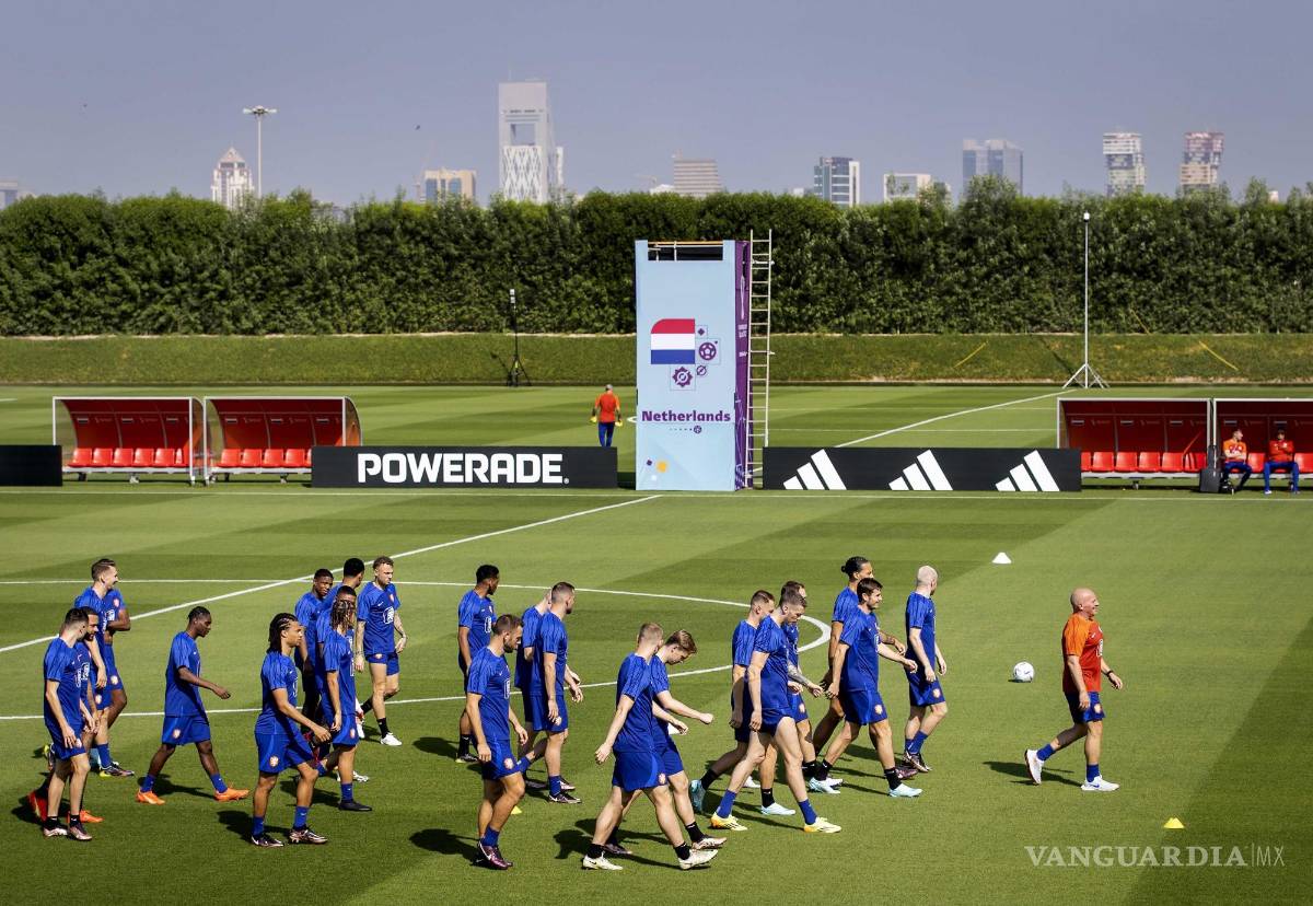 $!Jugadores holandeses durante una sesión de entrenamiento en el complejo de entrenamiento de la Universidad de Qatar en Doha, Qatar.