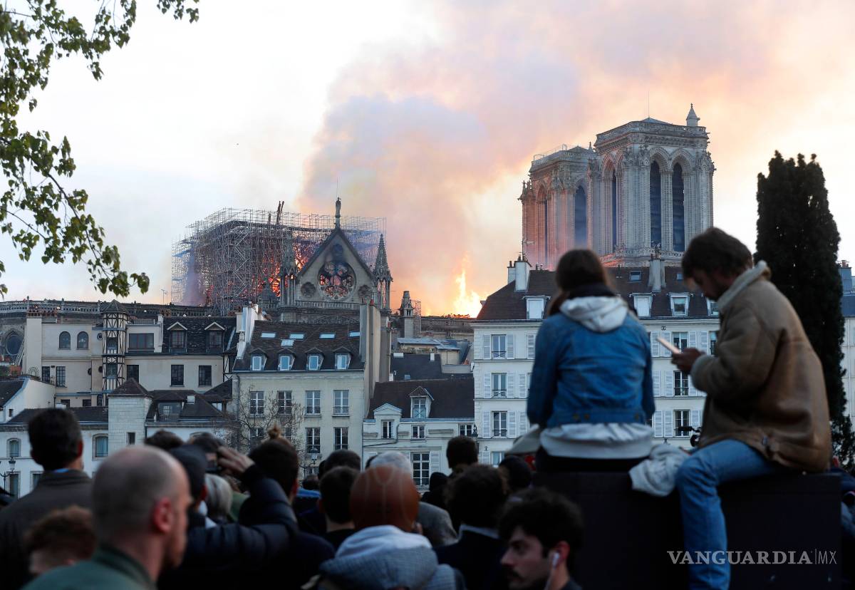 $!Catedral de Notre Dame en el centro de París es devorada por las llamas (fotogalería)