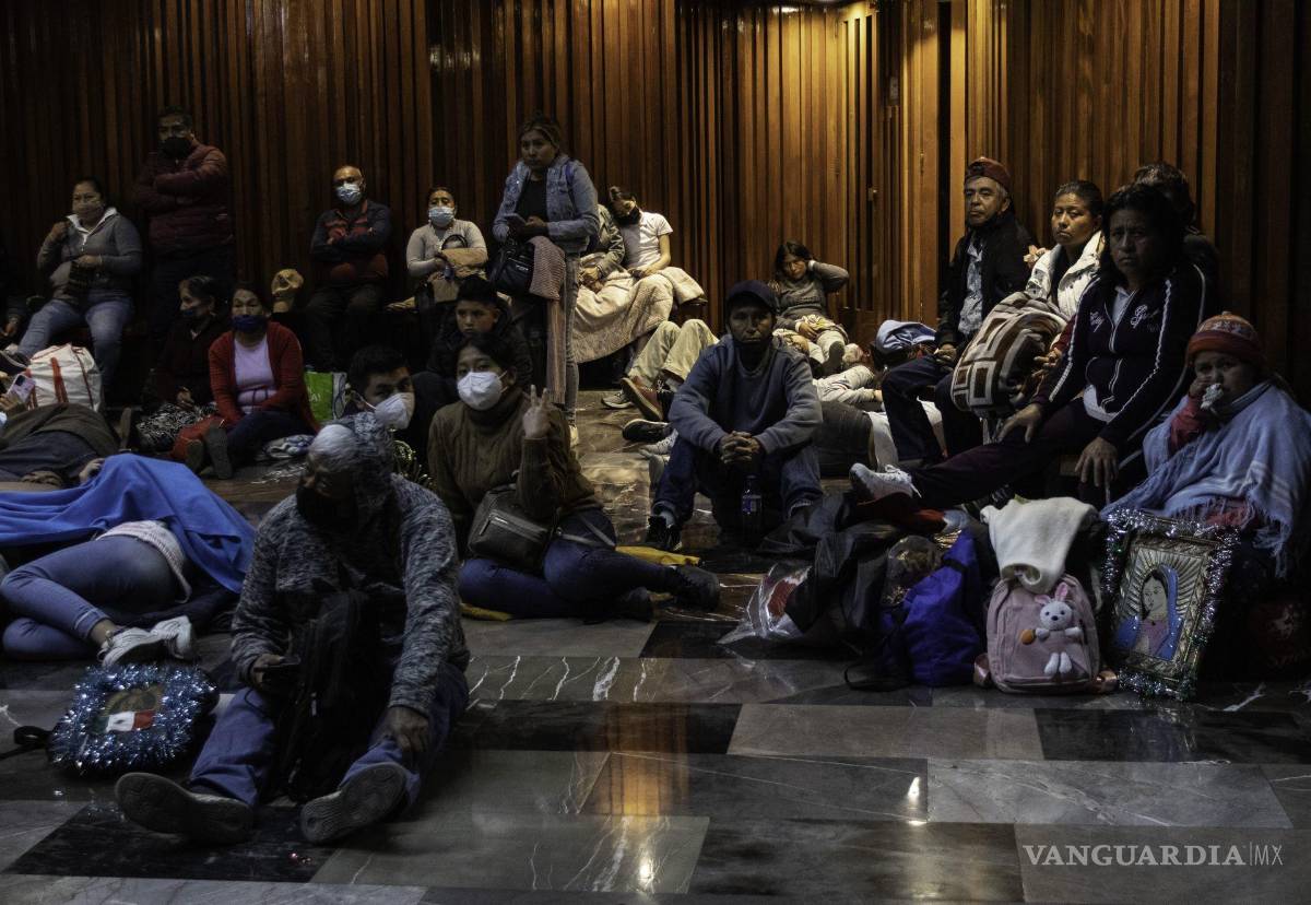 $!Miles de feligreses acudieron a la Basílica de Guadalupe para celebrar a la Virgen María en su día.