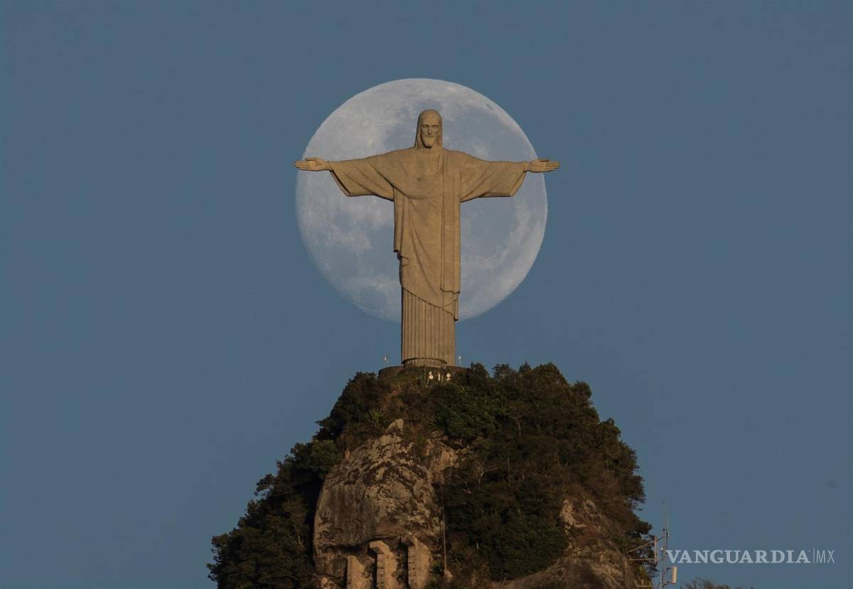 $!Fotografía de archivo fechada el 5 de agosto de 2020 que muestra la luna detrás de la estatua del Cristo Redentor, en Río de Janeiro (Brasil). EFE/Antonio Lacerda