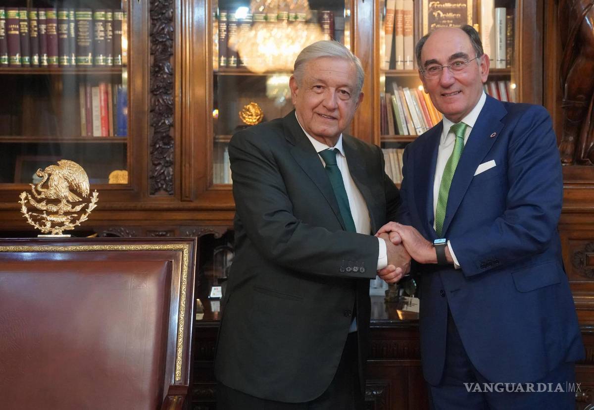 $!El mandatario mexicano, Andrés Manuel López Obrador (i), saluda al presidente ejecutivo de Iberdrola, Ignacio Galán (d) en el Palacio Nacional.